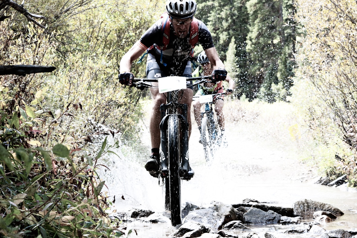 Mountain bike en Reserva El Maitén — senderos en bosque nativo a 20 minutos